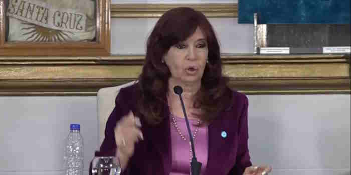 Cristina Kirchner enojada: apuntó contra Alberto Fernández y Daniel Scioli