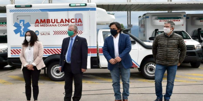 Sáenz entregó 10 ambulancias para el sistema de salud del interior