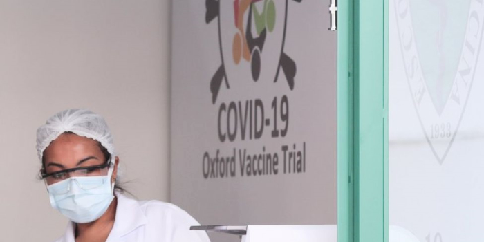 Oxford frena las pruebas de su vacuna por 