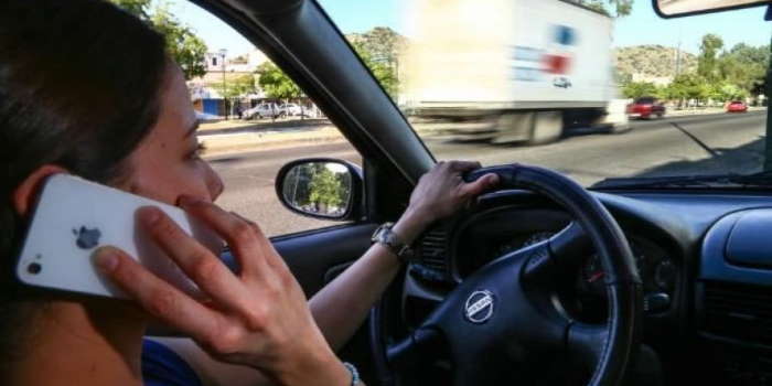 Avanza la ley que sanciona a quienes usen el celular al conducir