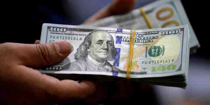 El dólar blue cierra la jornada pisando los $570 en Salta