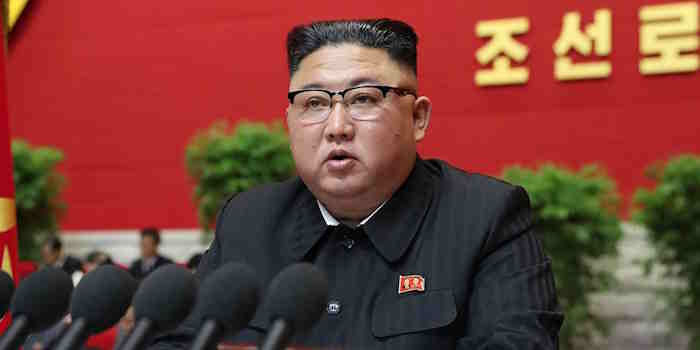 Kim echó a su máximo mando militar y le pidió al país prepararse para “una guerra total”