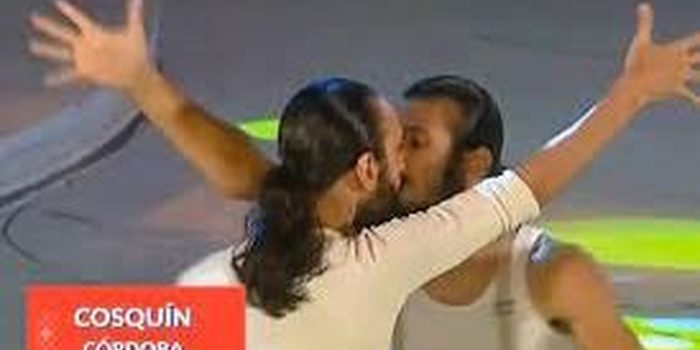 Cierre escandaloso en Cosquín porque dos gauchos se besaron en el escenario mayor