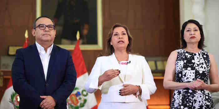 Perú anuncia retiro de su embajador en México
