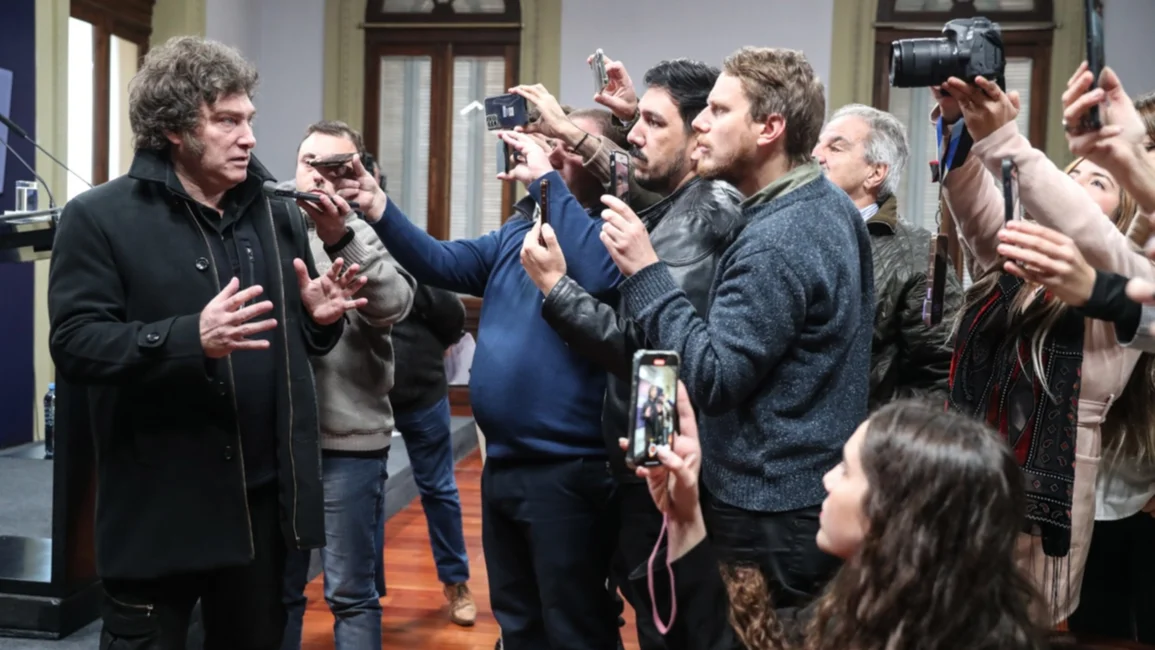  VIDEO. Javier Milei saludó a los periodistas acreditados y habló de la polémica de los alimentos, entre otros temas