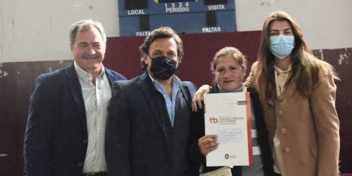 Sáenz y Bettina Romero entregaron 500 nuevas escrituras a familias salteñas