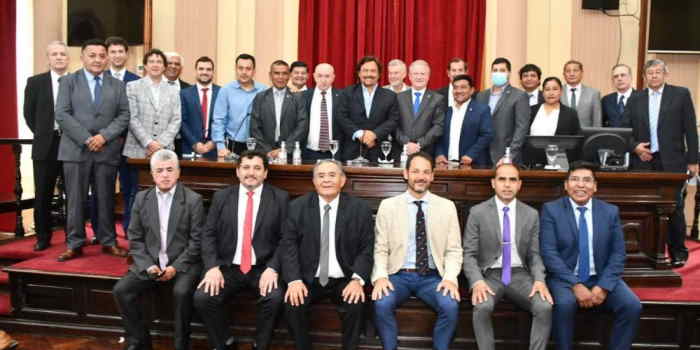 El Gobierno de Sáenz paga 19 asesores por cada senador