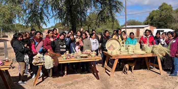 Mujeres artesanas de comunidades Wichí y Pilagá de la región chaqueña intercambiaron aprendizajes y experiencias