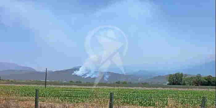 En los cerros de “La Calavera” comenzó un preocupante incendio que llega hasta la zona de Carabajal