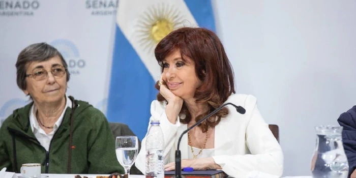 Cristina Kirchner, tocada por Dios, invita a desconfiar de la democracia terrenal
