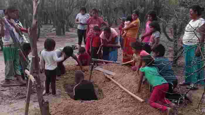 El momento en que los familiares del niño lo entierran. Fotos/gentileza: Raúl Costes.