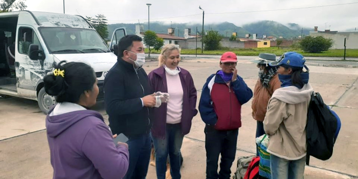 Después de una larga jornada los vecinos de la Quebrada del Toro retornan a sus hogares.